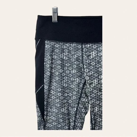 0677. ATHLETA CROPPED‎ LEGGINGS SIZE SMALL BLACK AND WHITE IN COLOR - Picture 3 of 10
